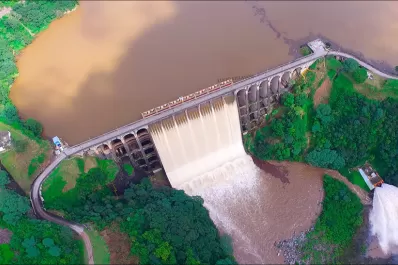Video: filmaron con un dron el dique Escaba con las compuertas abiertas