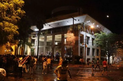 Video: manifestantes tomaron el Congreso de Paraguay e incendiaron el edificio
