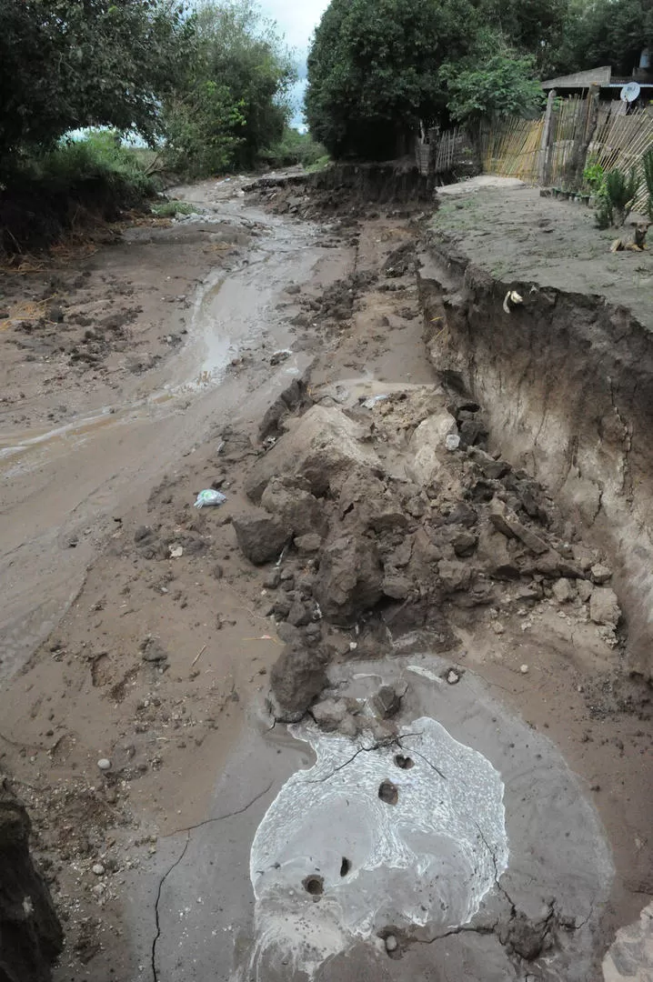 CATASTRÓFICO. Las inundaciones en el sur dejaron caminos colapsados y cosechas de tabaco destruidas. la gaceta / foto de franco vera