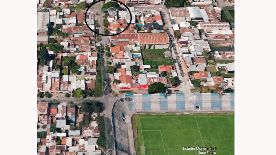 TIROTEO. Hubo disparos al portón de la vivienda Ale, ubicado entre calles Bolivia y Rivadavia, en las cercanías al estadio. (CAPTURA)