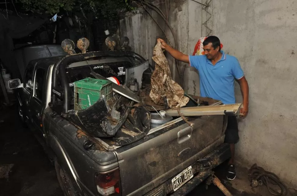 EL DÍA DESPUÉS. Sergio Martínez muestra lo que quedó de su camioneta luego de lo ocurrido el lunes. LA GACETA / FOTO DE OSVALDO RIPOLL.-