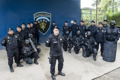 Los 60 policías que se acostumbraron a vivir con la tensión a flor de piel