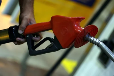 Aranguren afirmó que entre mañana y el lunes las naftas suben un 0,6 % y el gasoil baja un 1,8 %