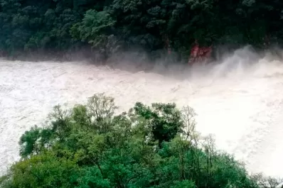 La crecida del río Marapa inunda Graneros y avanza hacia La Madrid