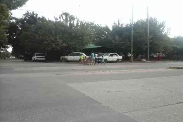 Mal uso de la calle en Francisco de Aguirre y 25 de Mayo