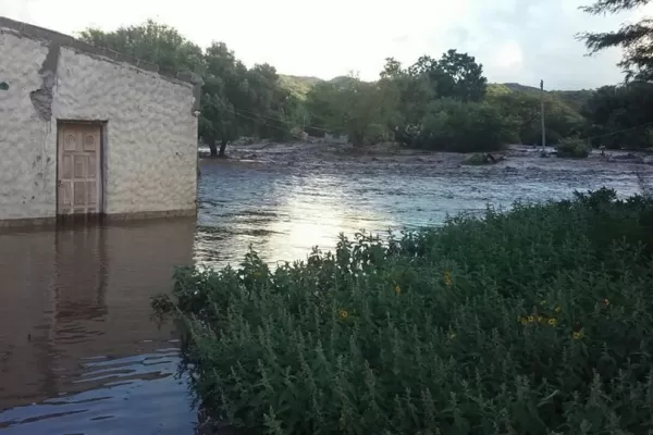 Catamarca sufre el temporal: ríos caudalosos, familias aisladas y zonas inundadas