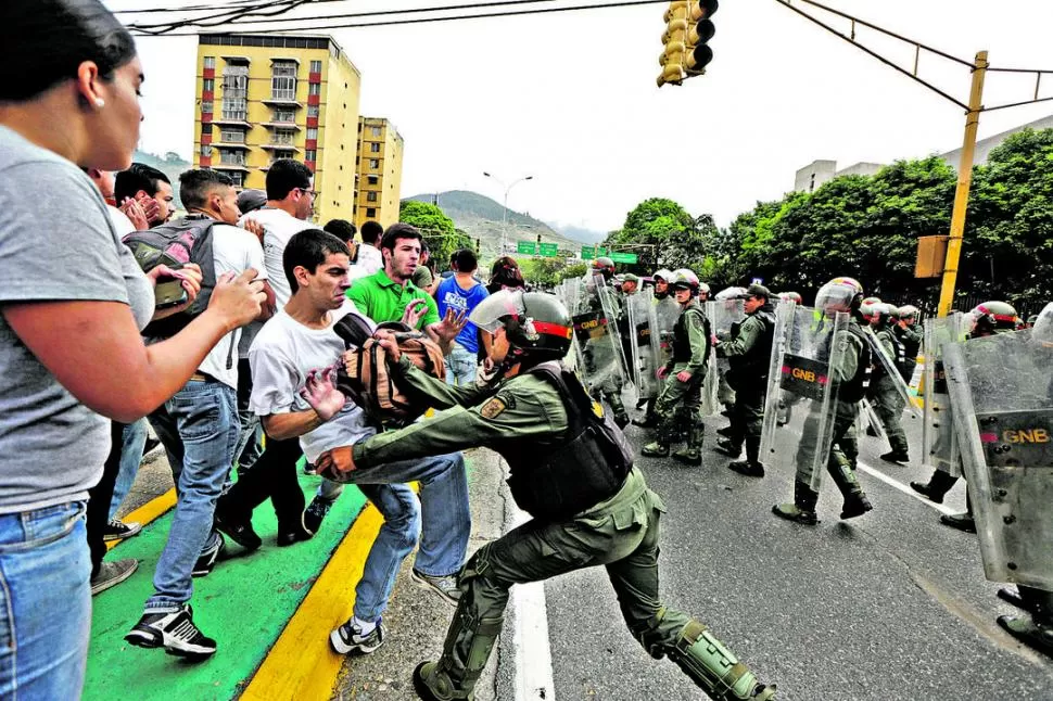 LA VIOLENCIA. Civiles y estudiantes universitarios fueron reprimidos ayer por las fuerzas de seguridad venezolanas. reuters