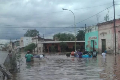 Empeora la situación en La Madrid: piden botes y lanchas para ayudar a la gente a salir de sus casas