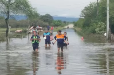 La Madrid en alerta: habitantes esperan ser rescatados sobre el techo de sus casas