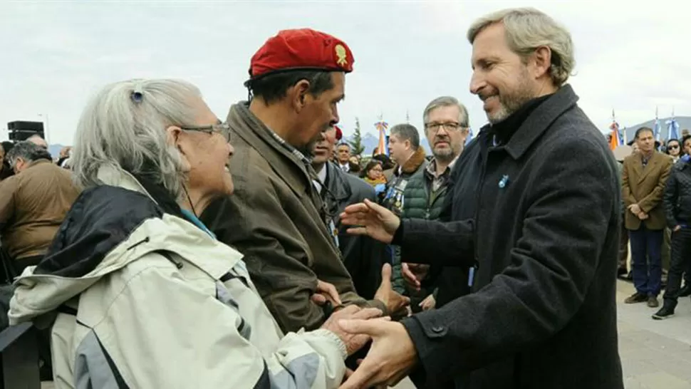Rogelio Frigerio (derecha) durante el acto por Malvinas que se realizó hoy en Ushuaia. FOTO TOMADA DE AMBITO.COM