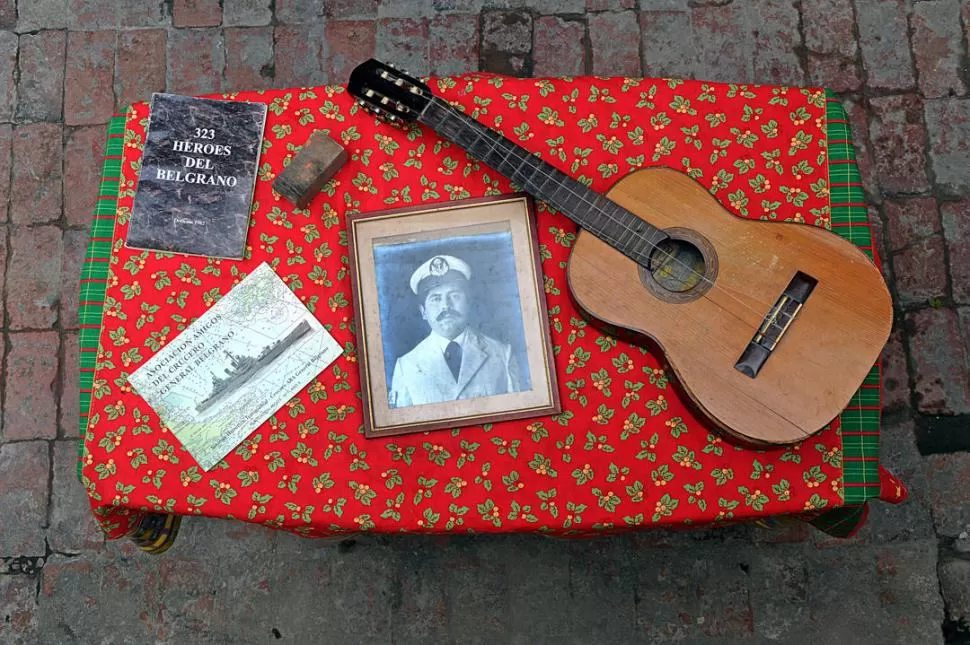PIEZAS. El marino de bigotes, la guitarra y el trozo de madera del Belgrano. 