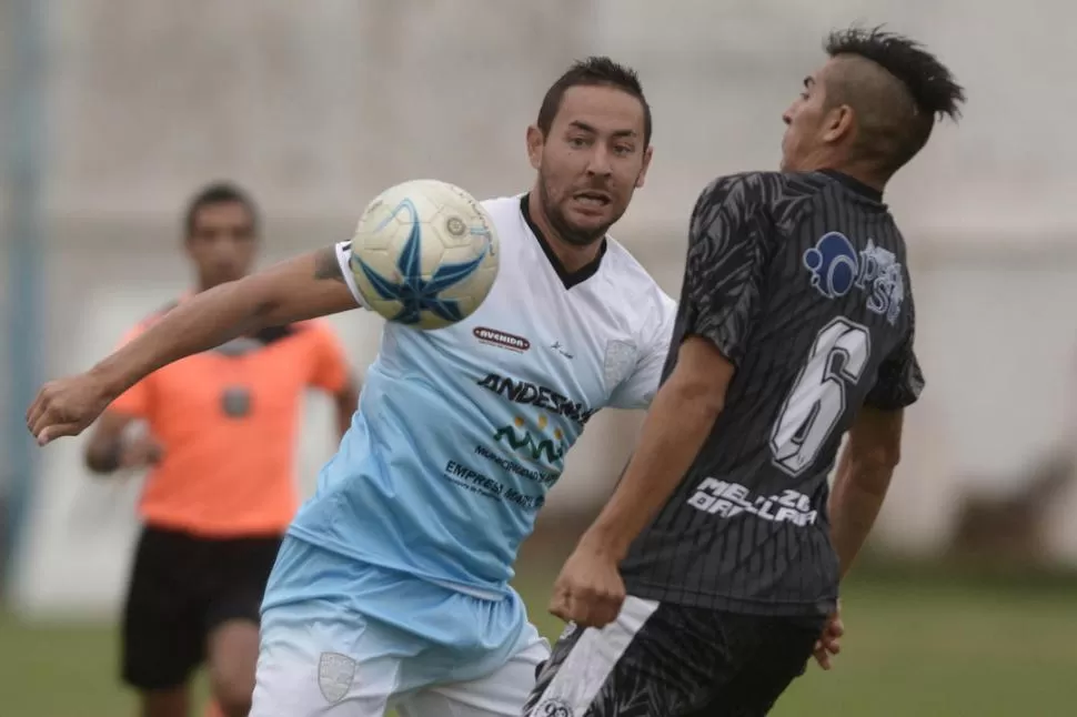 SIN DUEÑO. Gatto, autor de los dos goles de Gutiérrez SC, disputa la pelota con Jiménez (N° 6), de Concepción FC. gentileza diario los andes