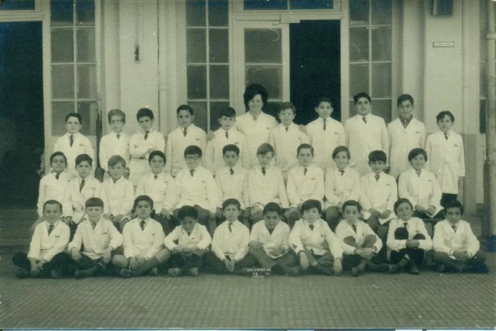 DOS ETAPAS. Arriba: Francisco y sus compañeros de la escuela Mitre. Izquierda: en un baile en el Colegio Militar.  