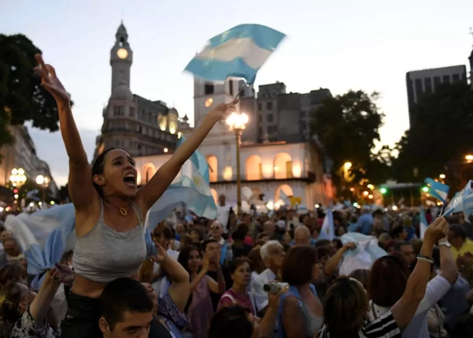 EN BUENOS AIRES. Miles de personas apoyaron la gestión del presidente Mauricio Macri en una concentración en Plaza de Mayo.  