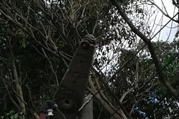 Un poste de cemento destruido pone en peligro a vecinos de un barrio bandeño