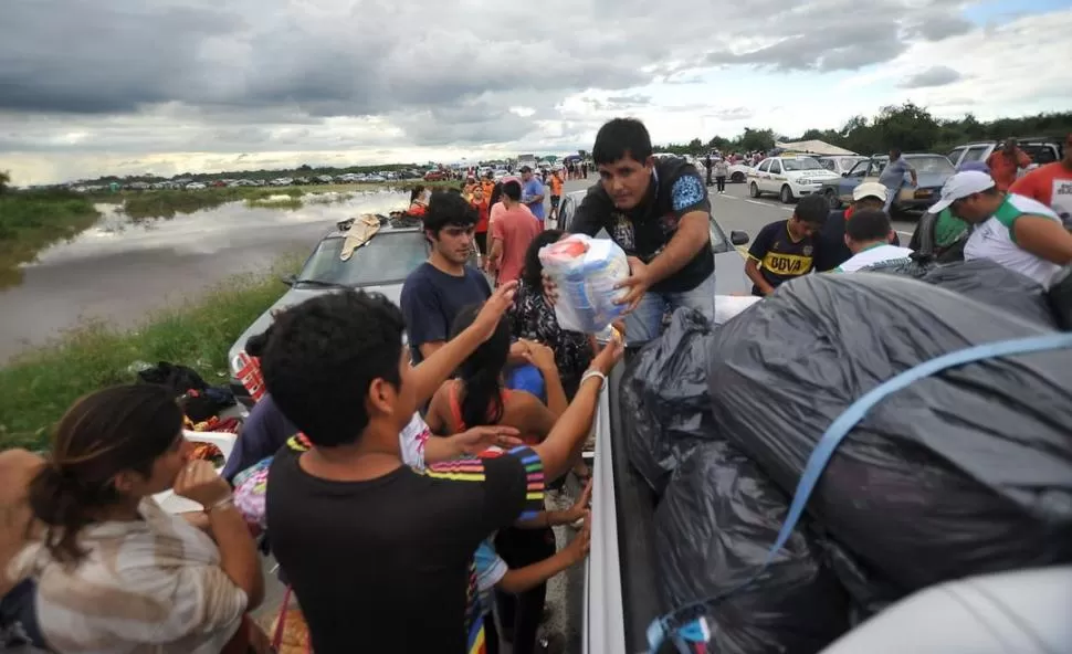 AUXILIO. Cientos de tucumanos se desplazaron hasta el sur de la provincia para ayudar a los damnificados. la gaceta / fotos de osvaldo ripoll  