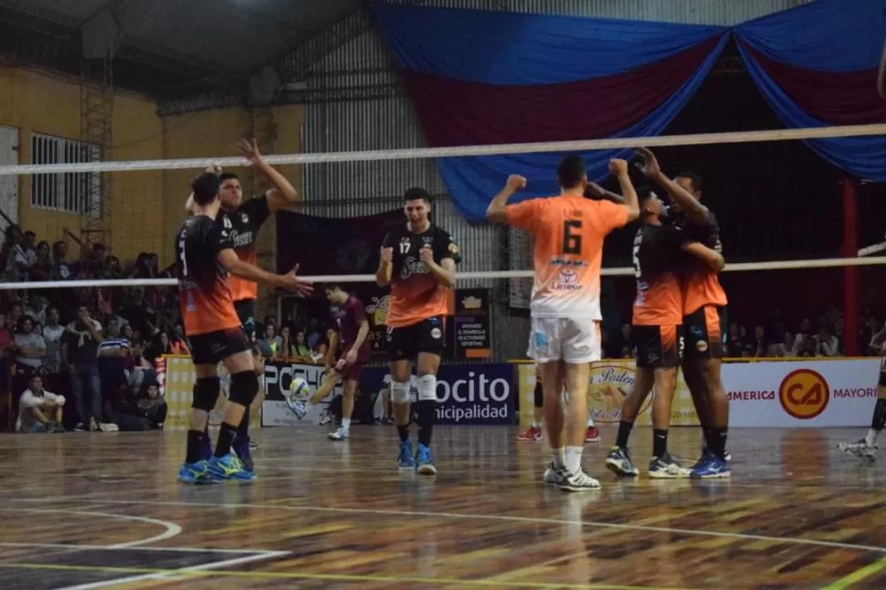 SE REPITIÓ. Los festejos con alaridos de desahogo fueron constantes. twitter / monteros voley