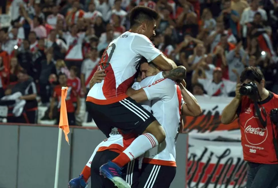 MONTAÑA DE ALEGRÍA. Los jugadores de River se abalanzan sobre Alario para festejar el primer gol del equipo en Mendoza, anoche ante Godoy Cruz.  telam
