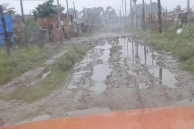 En un barrio de Alderetes las calles están intransitables, llenas de barro