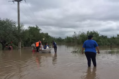 El avance de las aguas sorprendió durante la noche a los pobladores de Arroyo Atahona