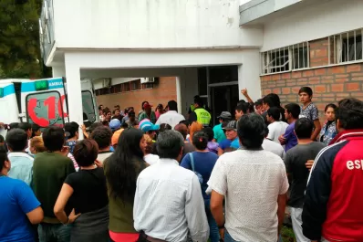 La furia de los vecinos de Burruyacu en el hospital donde fueron trasladados los asaltantes
