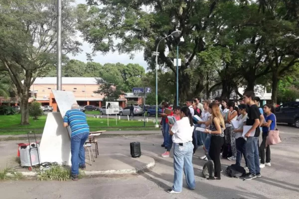 Los docentes buscan generar adhesión con las clases públicas