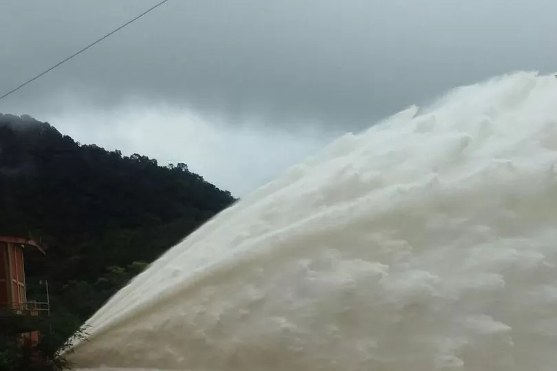 LLAMATIVO. La válvula del dique de El Cadillal está erogando 60 metros cúbicos por segundo, aunque no representa un riesgo, según los funcionarios.