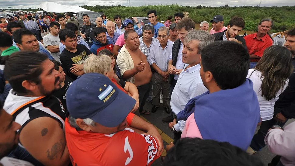 José Cano estuvo hablando con los afectados por el temporal. LA GACETA/FOTO DE OSVALDO RIPOLL