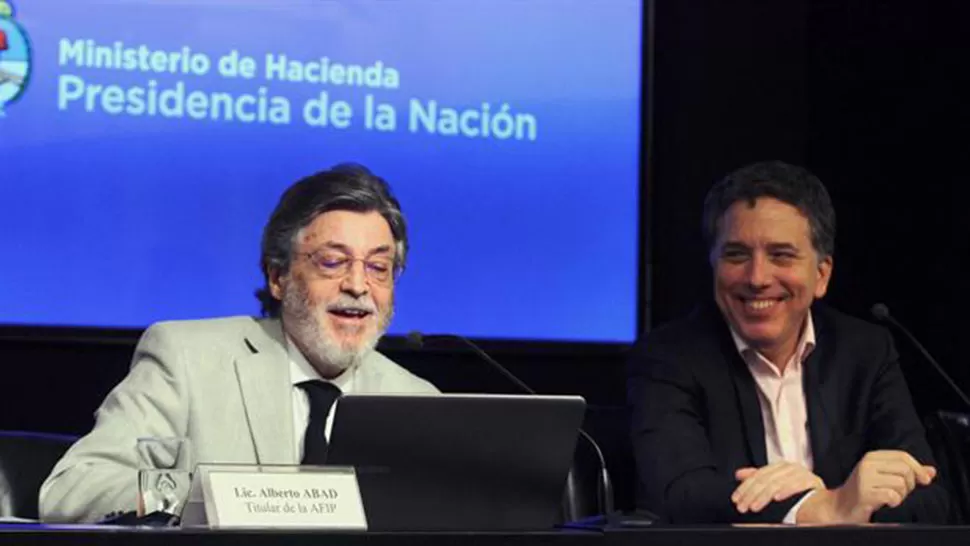 Alberto Abad, titular de la AFIP, y el ministro de Hacienda, Nicolás Dujovne. FOTO TOMADA DE LANACION.COM.AR
