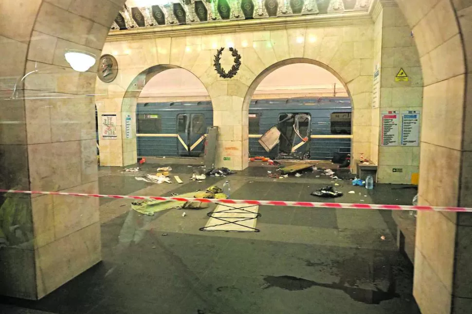 DESASTRE. El maquinista del metro recién se detuvo en la estación siguiente para que auxilien correctamente a las víctimas del ataque explosivo. fotos de reuters