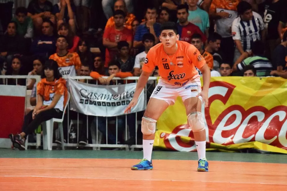 ATENTO. Usqueda asumió la responsabilidad de ser líbero con seriedad. Su actitud fue fundamental para el equipo. prensa monteros voley