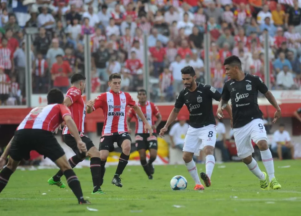 APROBADO. Ramón Lentini (9), con sus siete goles, es uno de los que mantiene el rendimiento esperado. Juan Galeano (8) todavía no mostró todo lo que se esperaba de él por sus antecedentes futbolísticos. la gaceta / foto de franco vera