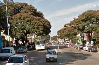 Robó en un colectivo, pero se resbaló cuando escapaba y recibió una feroz paliza