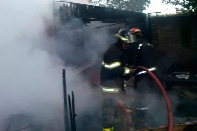 Una casa fue consumida por el fuego y su propietario quedó internado