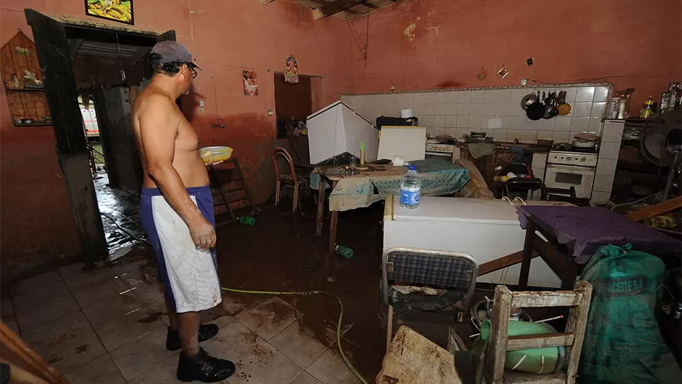 TODO EN RUINAS. Un hombre mira resignado lo que antes era su cocina. LA GACETA / FOTOS DE OSVALDO RIPOLL