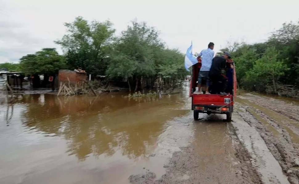 ETERNO RETORNO. Los pobladores incursionan en motocarro por las zonas donde el agua ha cedido. la gaceta / fotos de osvaldo ripoll