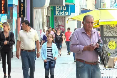 Video: la actividad en el centro lleva el ritmo de un sábado debido al paro