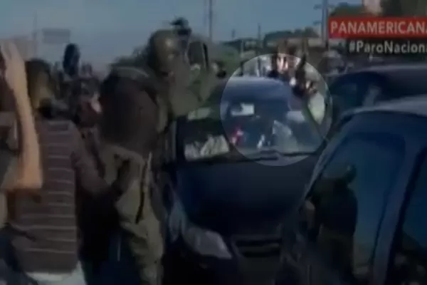 Video: un automovilista chocó a un gendarme y recibió un bastonazo