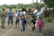 El Ejército auxilió a 70 familias aisladas en la cola de dique El Frontal