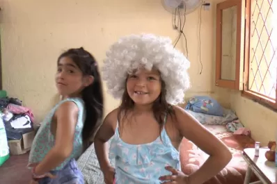 Entre risas y baile, improvisaron un desfile con la ropa donada