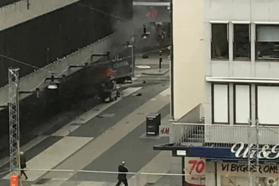 Video: el momento exacto en el que un camión atropelló a peatones en el centro de Estocolmo