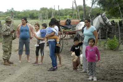 El Ejército auxilió a 70 familias aisladas en la cola de dique El Frontal