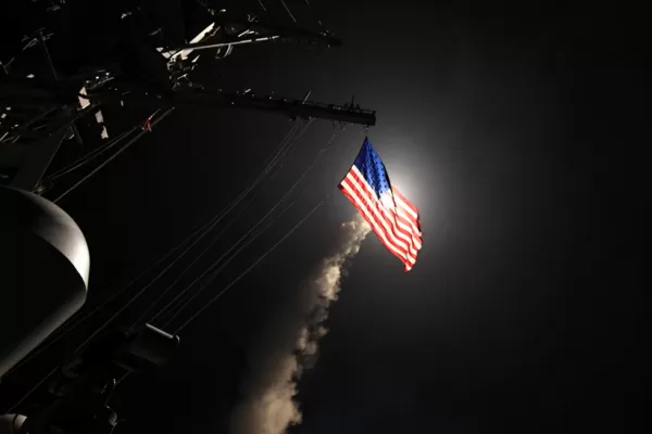 Estados Unidos disparó misiles en una base de Siria y abre una posible confrontación con Rusia