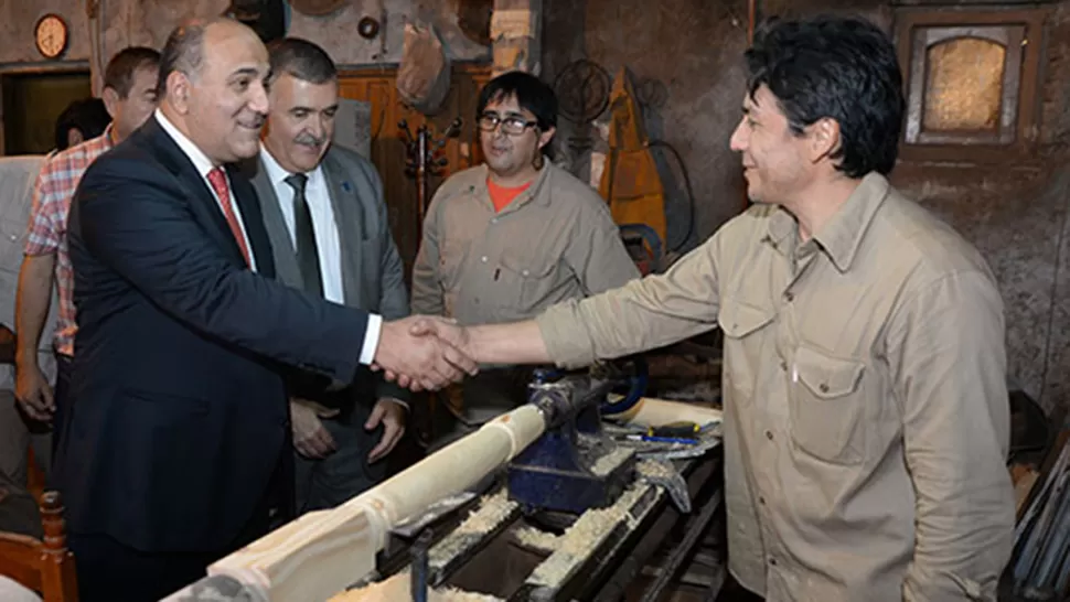Manzur y Jaldo visitaron hoy una cooperativa que fabrica muebles de madera en El Bracho. FOTO TOMADA DE COMUNICACIONTUCUMAN.GOB.AR