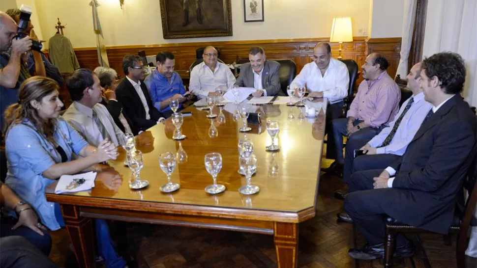 El acuerdo se firmó esta tarde en Casa de Gobierno. FOTO TOMADA DE WWW.TWITTER.COM/OSVALDOJALDO