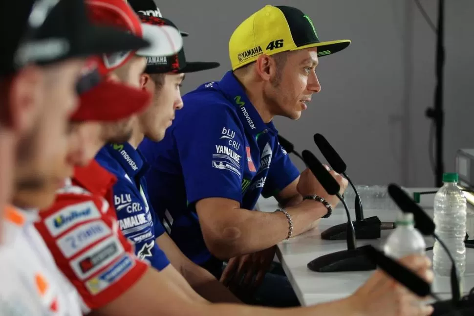DEL PUEBLO. Rossi, cuyo perfil está en primer plano, no sólo en las conferencias de prensa se lleva la atención; en la pista y fuera de ella el público lo aclama.  prensa Argentina MotoGP