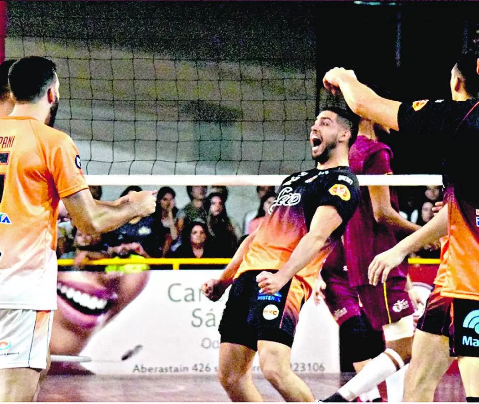 POR OTRO FESTEJO. Hace menos de una semana, los chicos de Monteros festejaron a lo grande el triunfo por 3-0. monteros voley