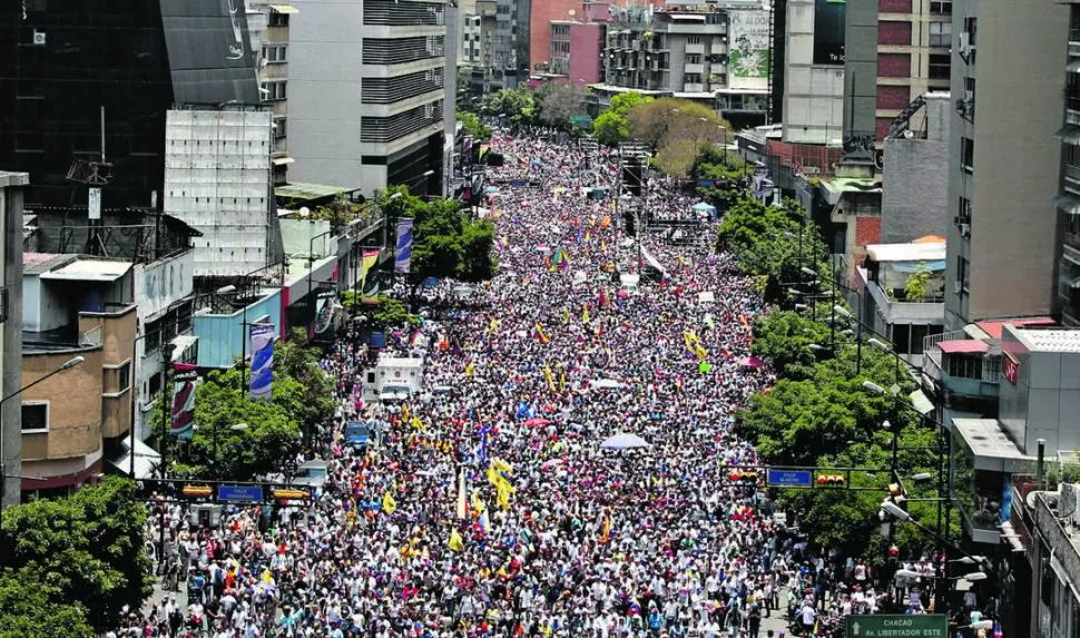 PROTESTAS. Cientos de miles de venezolanos coparon las calles en las principales ciudades de Venezuela. reuters