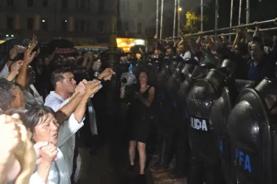 Liberaron a los docentes detenidos anoche luego de la represión frente al Congreso
