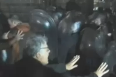 Video: así fue el desalojo de los docentes de la plaza frente al Congreso